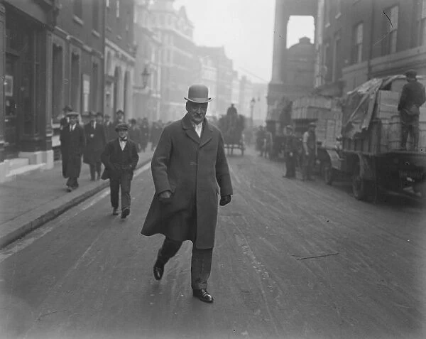The Hooley Case at Bow Street. Mr Hooley leaving the court. 1 February 1922 Ernest