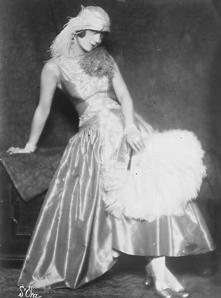 Improved Victorian fashion on the Lido. Signorina Emmy Mogliani, the famous