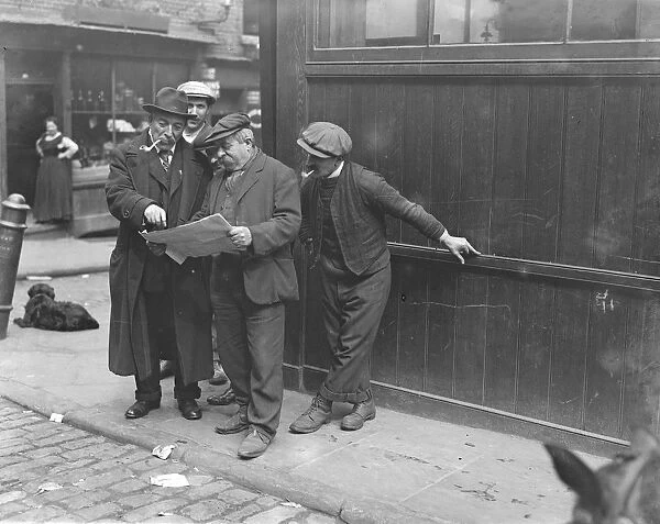 Italians discussing the war situation in Little Italy, London. 1914 - 1918