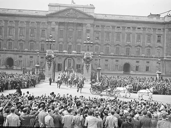 The King and Queen leave for Canada. A general view showing the King and Queen