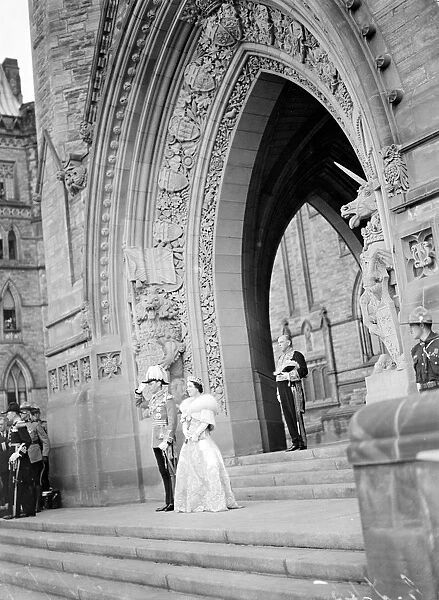 The King and Queen with the Premier Mr Mackenzie King on the steps of the Peace Tower