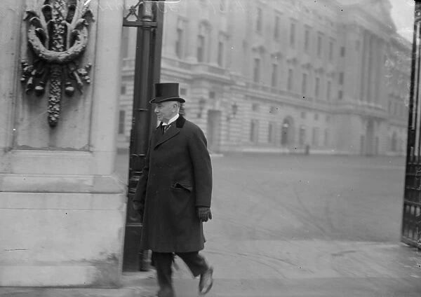 The King receives Ministers. Lord Amulree arriving at Buckingham Palace. 9 November