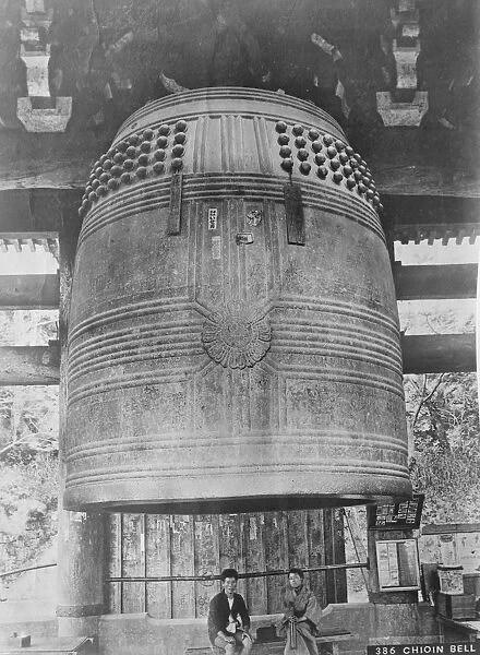 Kioto  /  Kyoto. The largest suspended bell in the world Hanging in the grounds