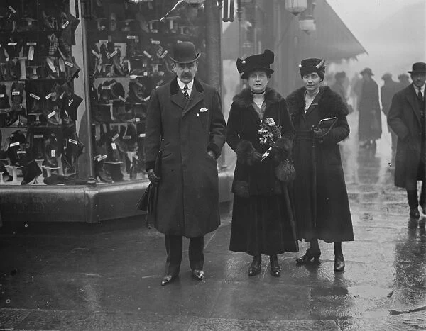L C C Elections Sir Francis Lloyd and Mrs Hudson Lyall ( centre ) starting out