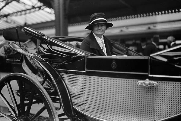 Labour Ministers receive seals of office. Miss Margaret Bondfield arriving at Windsor