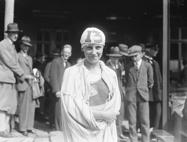 Ladies long distance swimming championship in the Thames. Miss Phyllis Scott