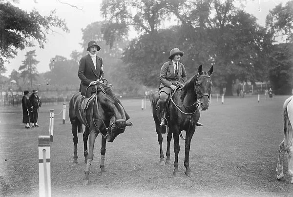 Ladies mounted sports at Ranelagh. Lady Dorothy Moore ( left ) and Lady Victoria Fielding