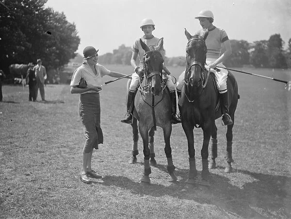 Ladies Polo at Ranelagh Mrs Leslie chatting to two of the Oddments team, Hon Mrs Greenall