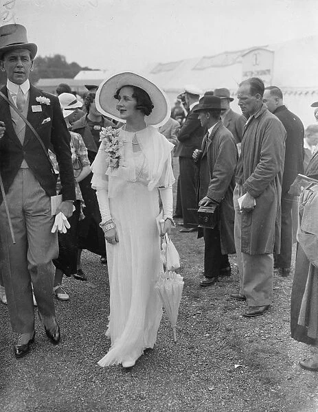 Lady Dalrymple-Champneys Ascot fashion. Photo shows: Lady Dalrymple-Champney wearing