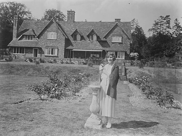 The Lady of the Rose ( Miss Phyllis Dare ) at home. Phyllis Dare in the garden