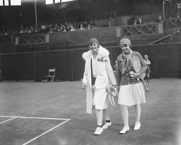 Lawn tennis at Wimbledon. Miss Nuthall and Fraulein Aussem coming out for their match