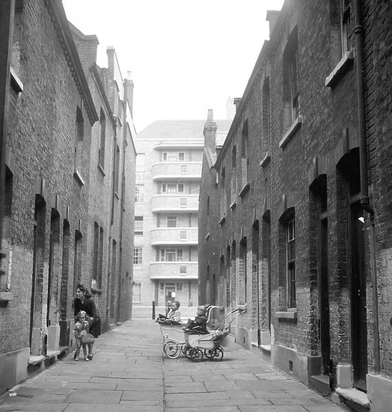 Living with the old and the new in post - war Wapping, East London. A mother