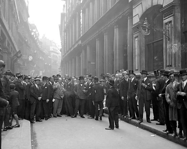 London. The Money Crisis scenes in Throgmorton Street, Stock Exchange. 21 September