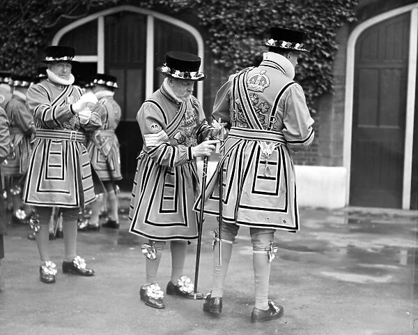 London Yeoman man of the guard at Saint James?s palace. The royal Cypher G. R