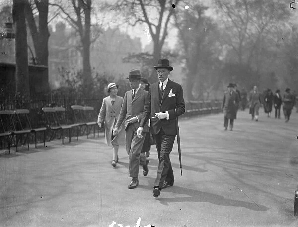 Lord Harewood and his son pass unnoticed in Hyde Park. London visit during pincess
