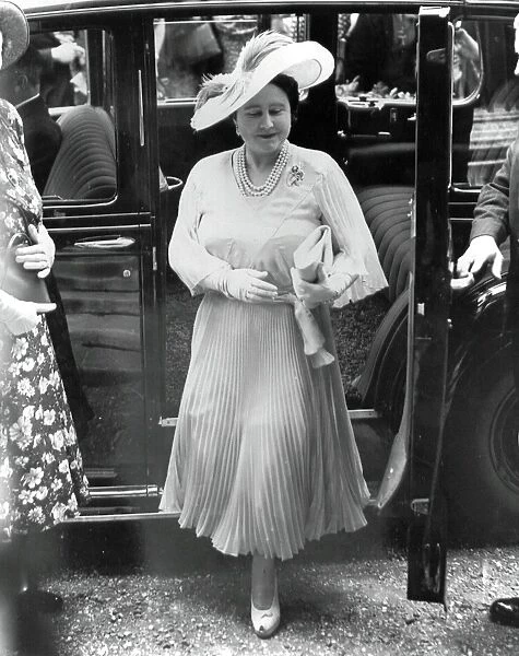 Her Majesty, Queen Elizabeth, The Queen Mother arriving at St. Peters, Eaton Square