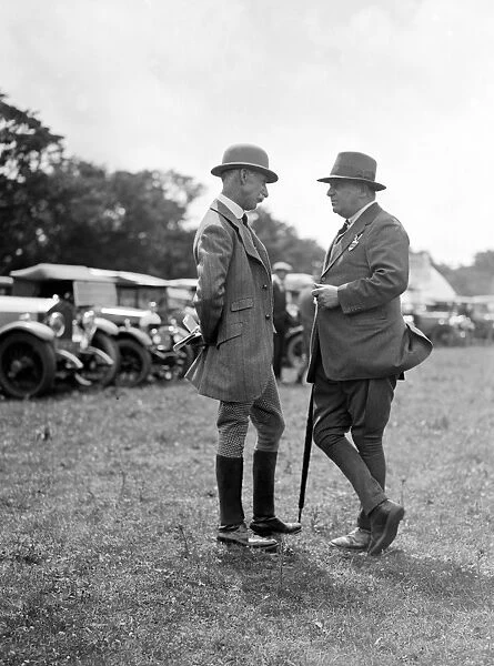 Major Evans, M. F. H. ( right ) at Goodwood Racecourse. 1927