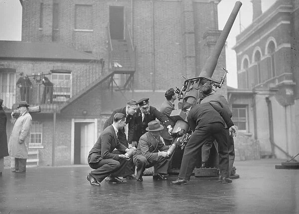 Men of the merchant navy receiving instruction in gunnery at an East London instructional battery