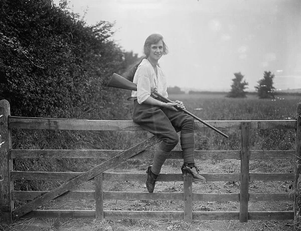 Miss Edna Maud the seventeen year old dancer on holiday. 19th July 1921