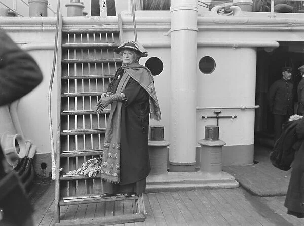 Miss Ellen Terry at Tilbury leaving for Australia 21 January 1923
