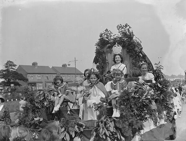 Miss M Bloice and Misss Packham and Miss I Tanner in procession for the Sidcup Carnival