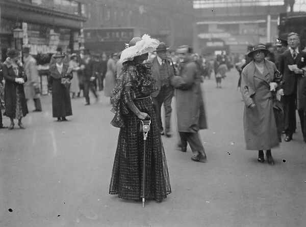 Miss Winifred Gein wears feathers as she left Waterloo Station for Ascot. 20 June 1935