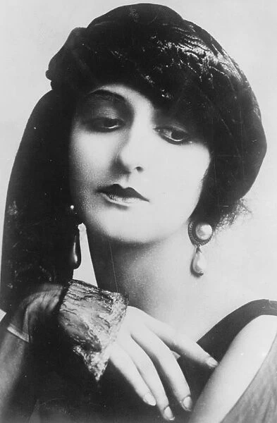 Mlle Violette Napierska, the clever Russian sculptress. 17 December 1926