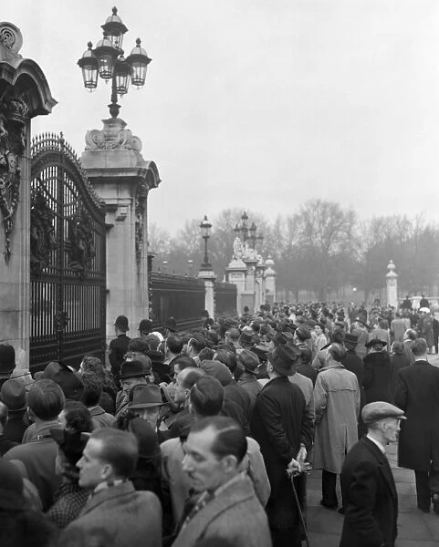 This morning crowds of people flocked to the Palace to read the latest bulletin regarding