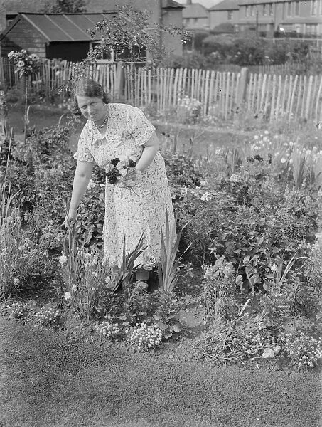 Mrs E S Hollands wins 1st prize garden competition, Dartford. 1937