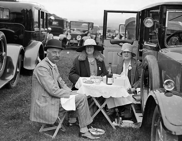 Mrs Wentworth Smith ( right ) at Goodwood Racecourse, Sussex, UK 1927