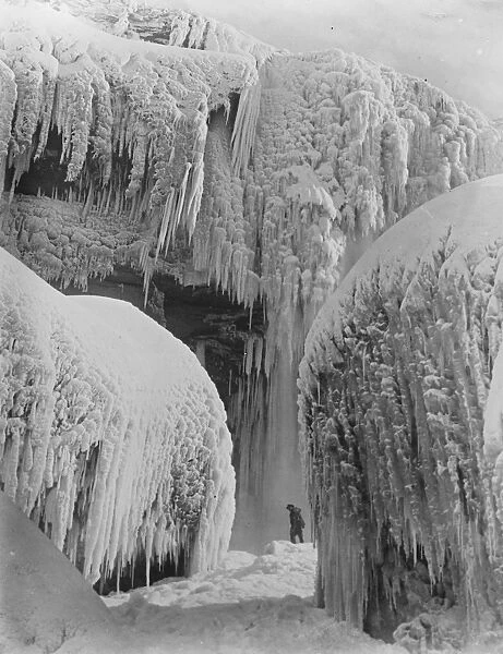 Niagara in winters grip A striking study of the frozen Niagara Falls 8 December 1925