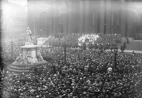 Panorama. Armistice Day. The scene outside St Pauls during the two minutes silence