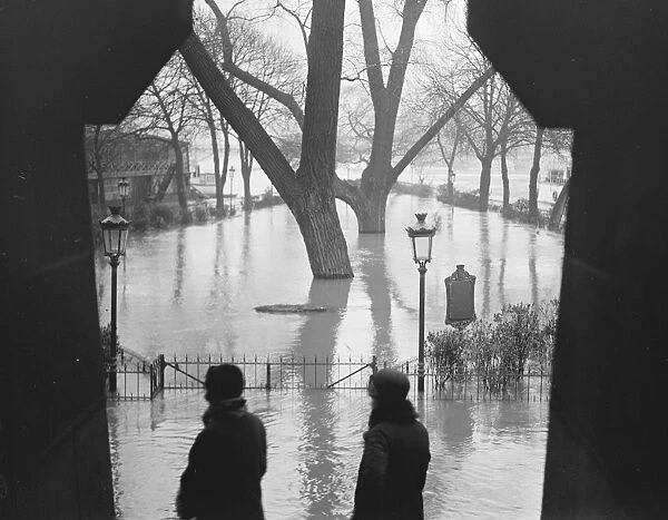 Paris Floods. A view taken through an Arcnway of the Pont Neuf showing the IIe