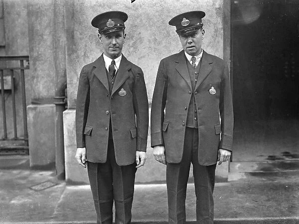 Postmen are to be fashionable ! Tailored uniforms with padded shoulders. In future
