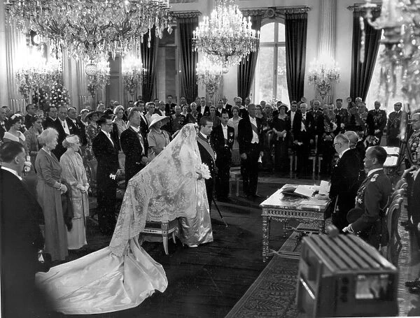 Prince Albert of the Belgians marries Princess Paola Ruffo di Calibria. Acivil ceremony