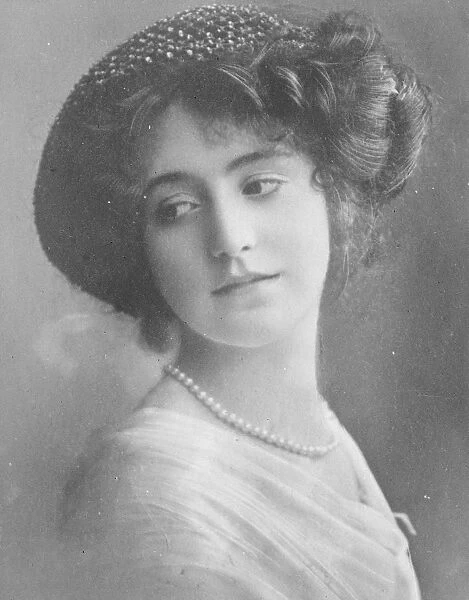 Professional bridesmaid earns ? 800 a year. Signorina Mandrassi. 24 August 1922