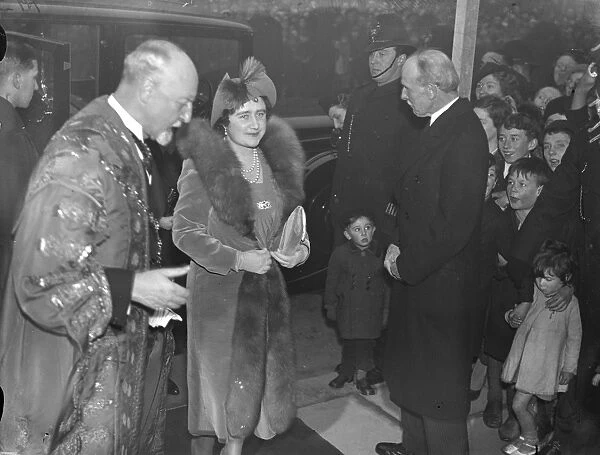 Queen opens new child welfare centre at Pimlico. The Queen, accompanied by Lady Helen Graham