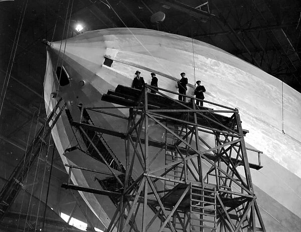 R. 33 being re-conditioned at Cardington Aerodrome, near Bedford. 19 November 1924