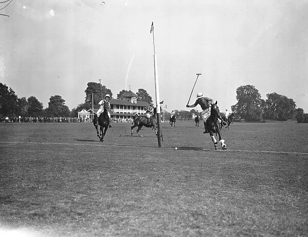 At the Ranelagh Club on the old Polo ground, a match between the, Hurricanes