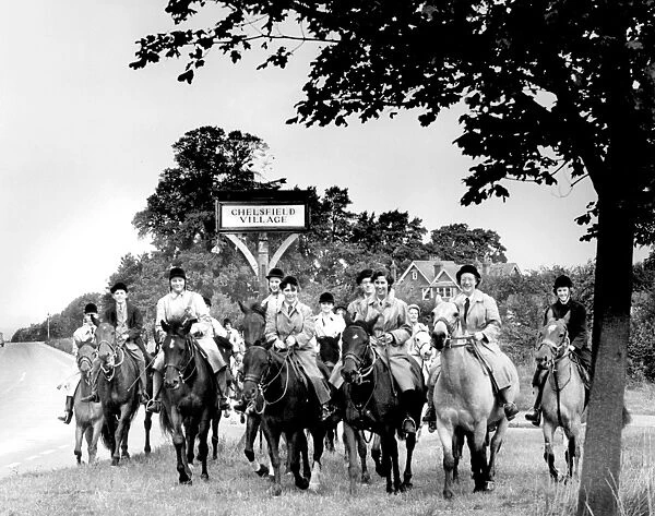 ON ROUTE FOR A WEEKs CAMP Members of the N. W. Kent Pony Club Passing Chelsfield