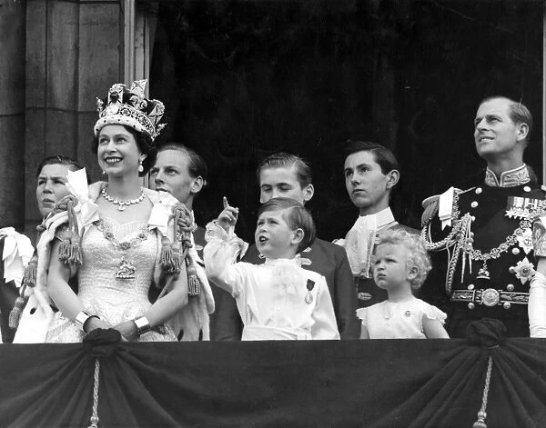 The Royal family appear on the balcony of Buckingham Palace on the return to the