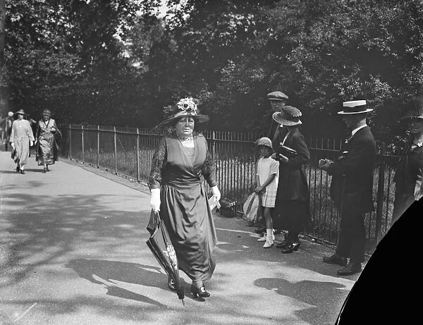 Royal garden party at Buckingham palace Muriel Countess Helmsley 25 June 1924