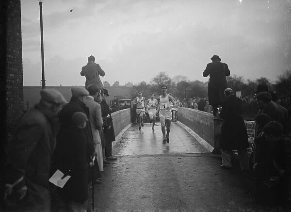 Runners crossing the bridge during the Oxford University versus Cambridge University