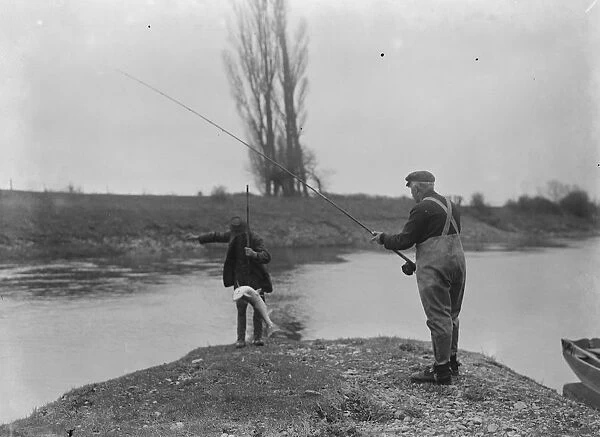 Salmon Fishing on the Wye at Hampton Bishop. Just gaffed, success 30 September 1922