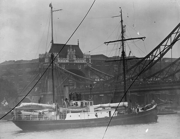 The Shackleton - Rowett Expedition sails for the Antarctic. The Quest leaving London