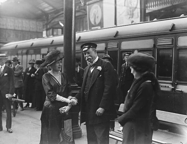 Sir Thomas Lipton leaves Euston for America with Mrs Davies, wife of American Ambassador 11