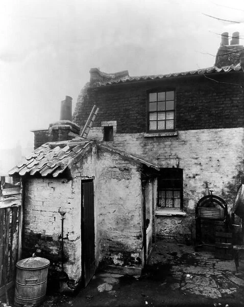 Slums in Halcourt Street, Shoreditch. London East End. 1929