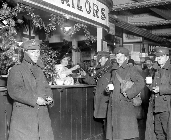 Soldiers arriving at and departing from London Bridge Station during the Christmas