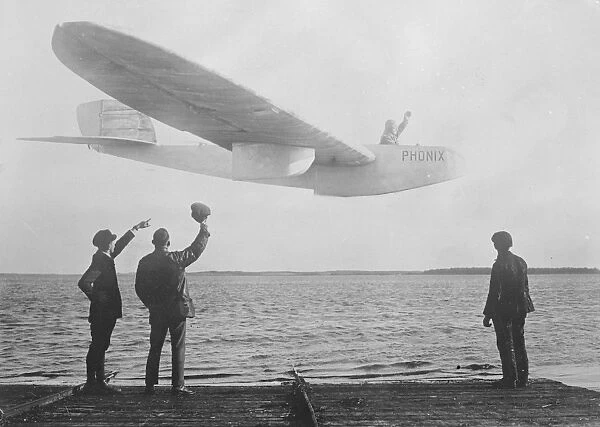 Successful Flight of Motorless Seaplane The German Phoenix seaplane glider on its
