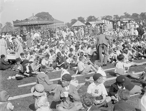 Swanscombe children s tea party. 1935